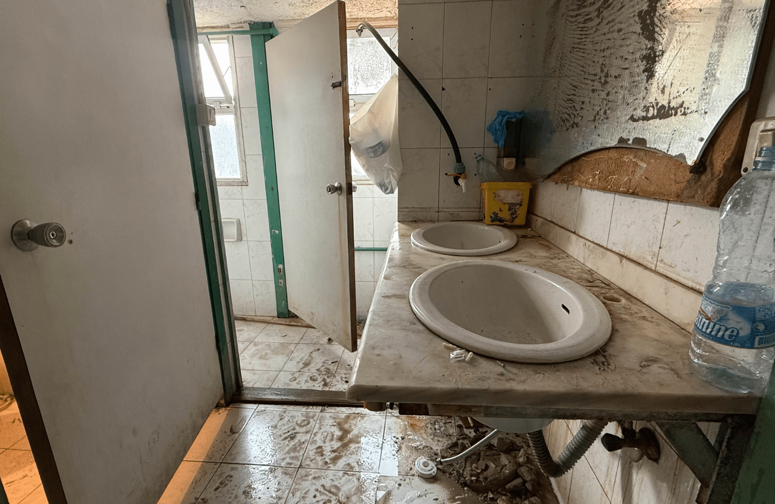 MSF is installing toilets, sinks, and showers to improve the water, sanitation, and hygiene conditions in dilapidated buildings and shelters