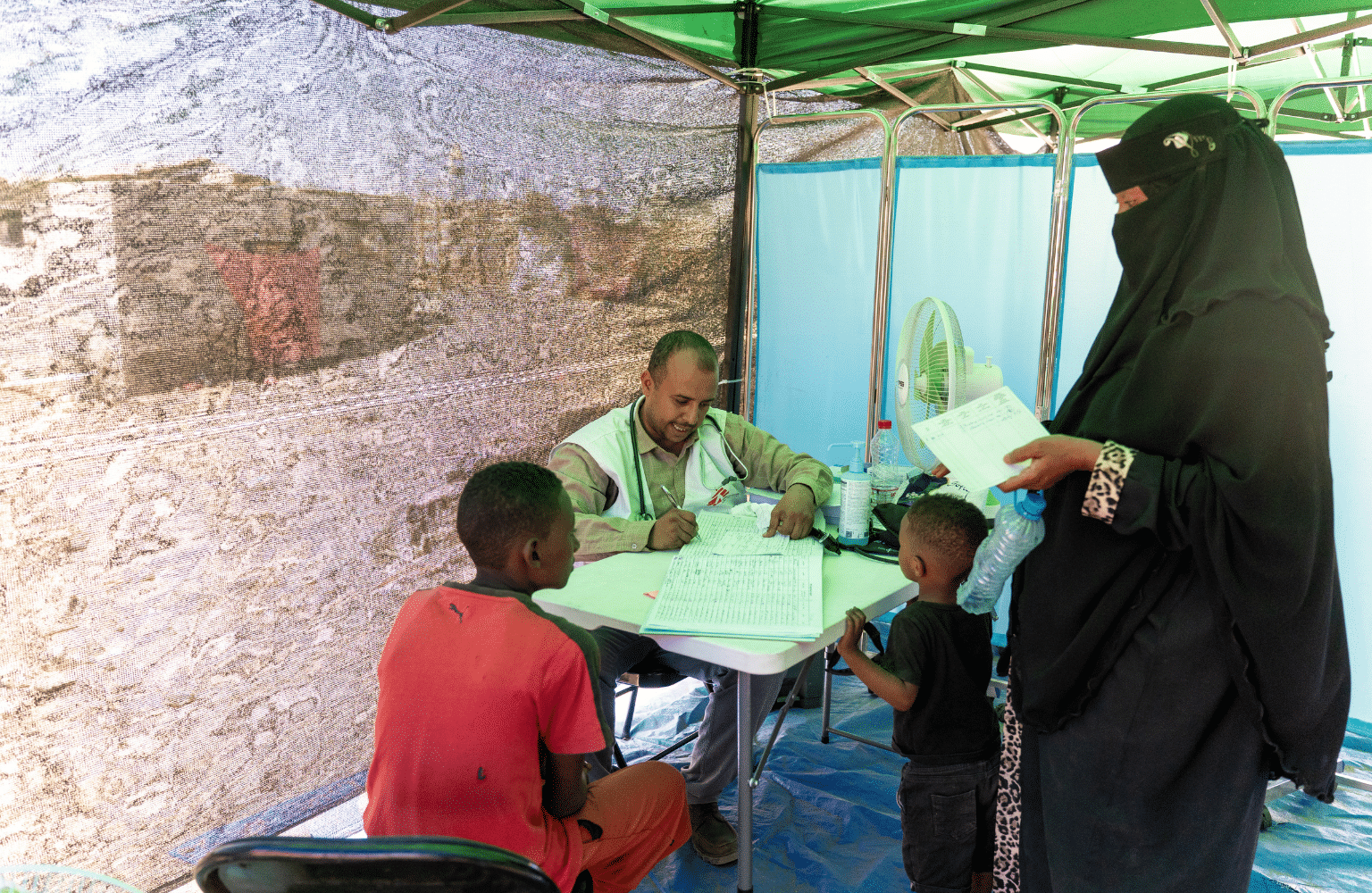 Dr Taha Hussein examines a child during an MSF medical consultation in Yemen